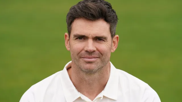 James Anderson to continue playing career after signing new Lancashire deal