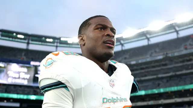 De'Von Achane shows commitment amid contract negotiations