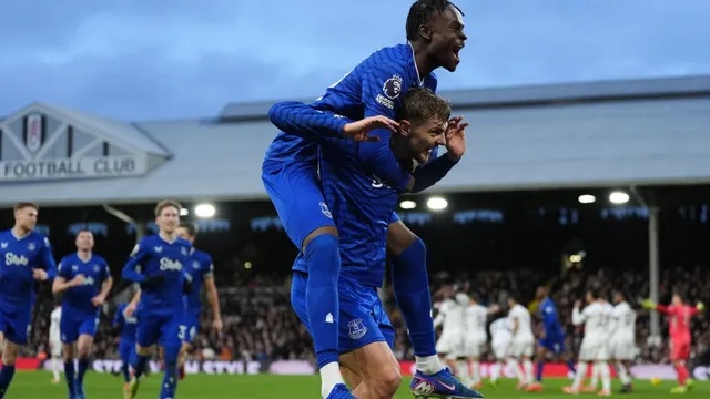 Everton secures comeback win with late goals against Fulham