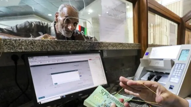 Libyans turn to bank cards as cash runs out