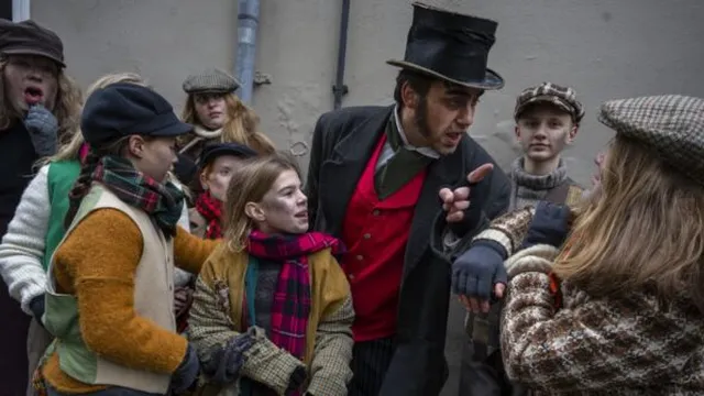 Nine hundred fifty people dress as Dickens characters in Dutch town festival