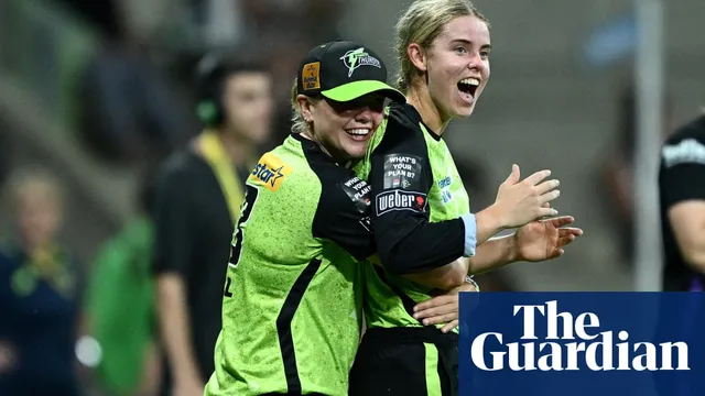 Phoebe Litchfield powers Sydney Thunder into WBBL final