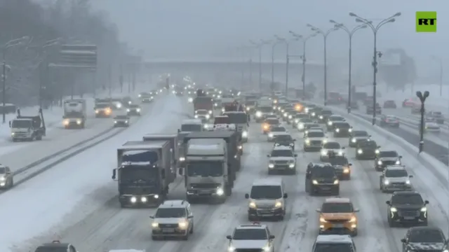 Moscow faces its worst snowfall in 200 years as city struggles to cope