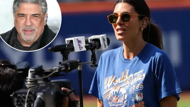 Jamie-Lynn Sigler honors Vincent Pastore while singing national anthem