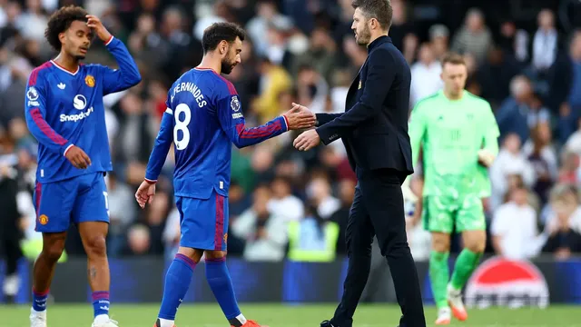 Manchester United lose to Fulham in Premier League, increasing pressure on manager Michael Carrick