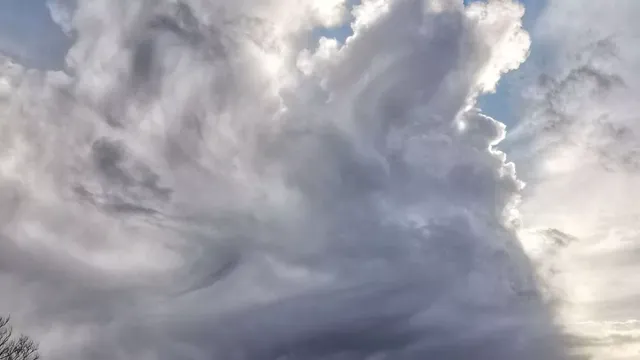 Cloud resembling Donald Trump stuns taxi driver in Norfolk