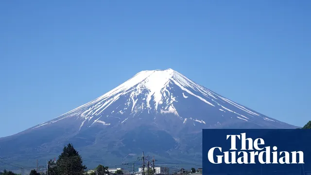Father leaves son alone on Mount Fuji for hours during climb