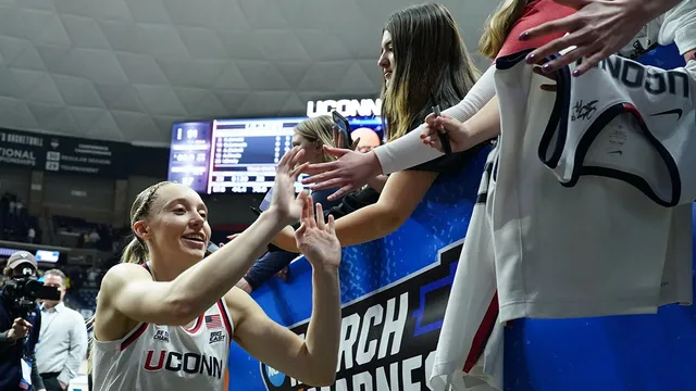 Paige Bueckers scores 34 points in memorable final home game