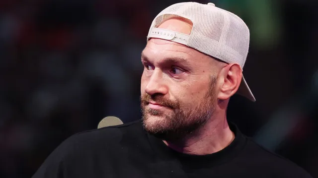 Tyson Fury reacts to Anthony Joshua"s defeat by Dubois at ringside