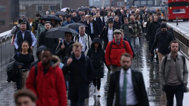 Private sector wage growth plummets to five-year low