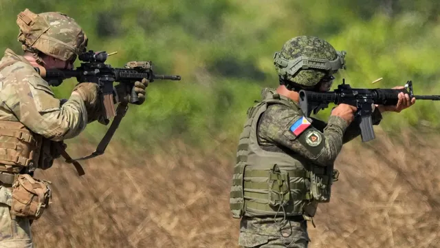 U.S. military plane injures five after hitting barrier in Philippine training