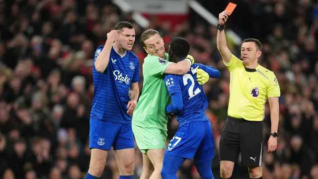 Idrissa Gana Gueye sent off for slapping teammate during match