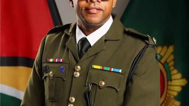 Lieutenant Colonel Eon Murray graduates from UK military course
