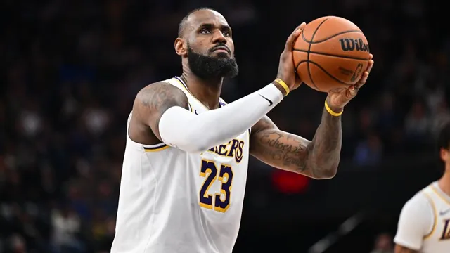 LeBron James struggles as shooting slump deepens