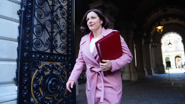 Education secretary reviews smartphone guidelines amid rising concerns