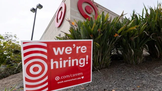 U.S. unemployment claims fall to 206,000 as layoffs remain low