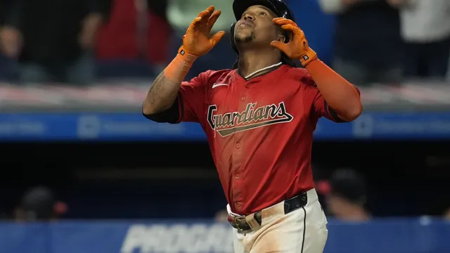 Guardians clinch playoff spot with Ramírez's late homer against Reds