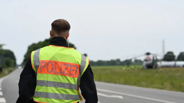 Man shot dead after firing on German police near Czech border