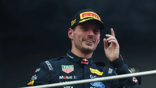 Verstappen takes pole for Singapore sprint race