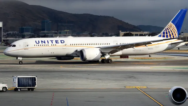 Pilot forgets passport, diverts Shanghai flight back to San Francisco