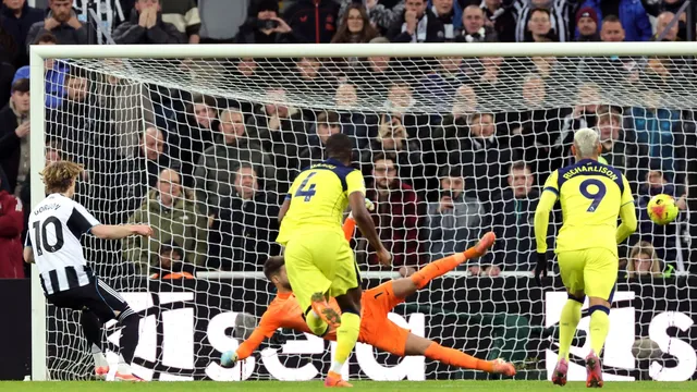 Cristian Romero saves Spurs with last-minute overhead kick at Newcastle