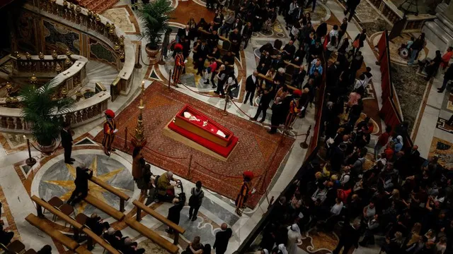 Vatican urges mourners to respect Pope Francis during lying-in-state