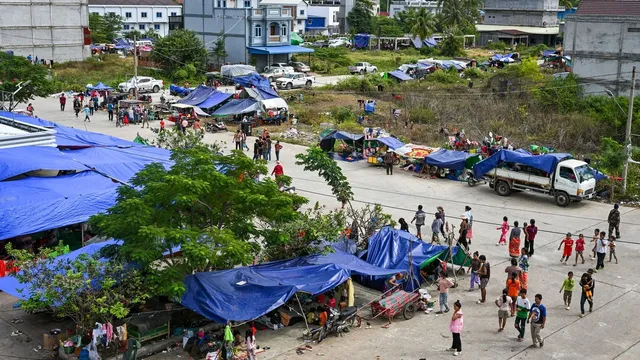 Hundreds of thousands flee as Thailand and Cambodia clash again