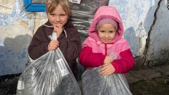Ukrainian volunteers bring essential aid to war-torn families