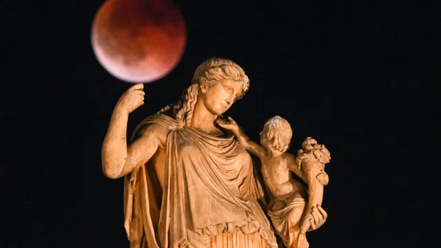 Skywatchers enjoy total lunar eclipse as the moon turns red