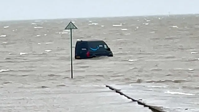 Amazon delivery driver gets stranded in the deadliest footpath in Britain