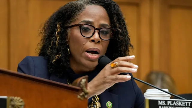 Stacey Plaskett texted Jeffrey Epstein during congressional hearing