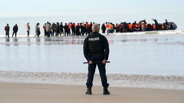 France agrees to intercept small boats in the Channel under UK pressure