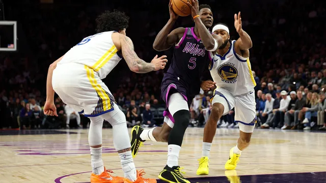 Curry's knee injury raises concerns ahead of Timberwolves matchup