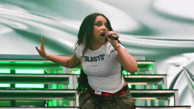 Jade Thirlwall leads crowd in protest chant against Farage's party