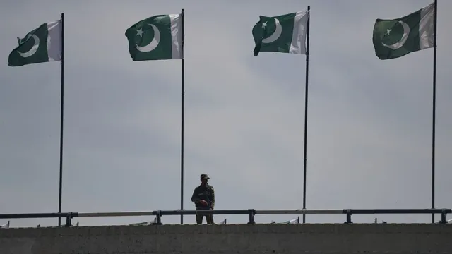 At least eleven killed in suicide bombing at police checkpoint in Pakistan