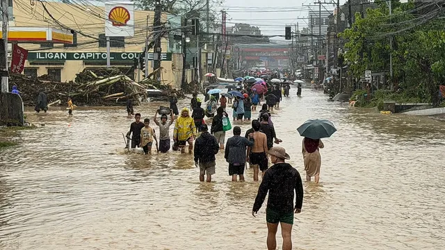 Seven dead after landslides caused by torrential rains in the Philippines
