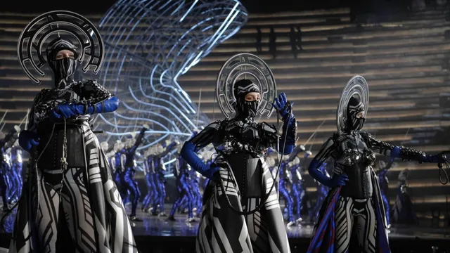 Opera singers collapse on stage amid brutal heatwave
