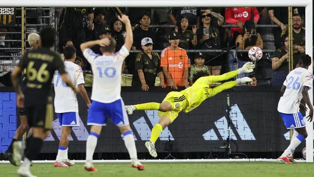 Dreyer's late penalty lifts San Diego past LAFC