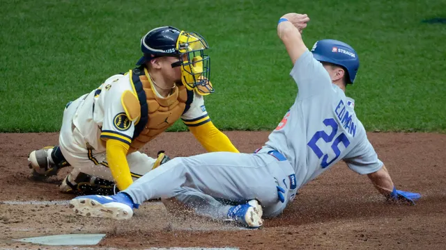 William Contreras powers Brewers to 7-4 win over Dodgers in NLCS Game 2, taking 2-0 series lead