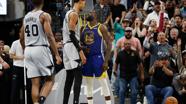 Victor Wembanyama shows dominance over Draymond Green with a powerful dunk