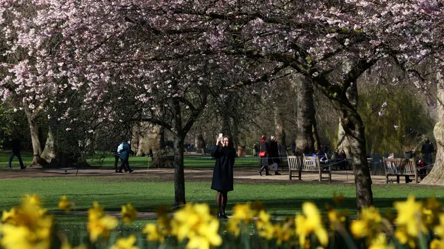 UK braces for freezing rain and snow as weather warnings issued
