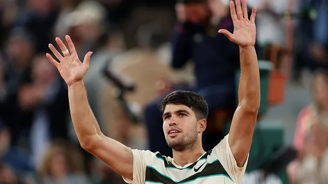 Carlos Alcaraz defeats Tommy Paul to advance to French Open semi-finals