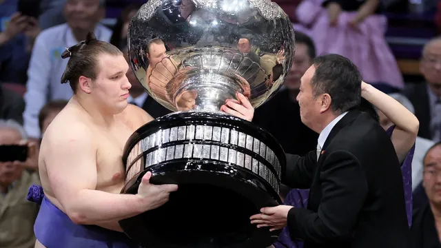 Ukrainian sumo wrestler Aonishiki makes history with championship win
