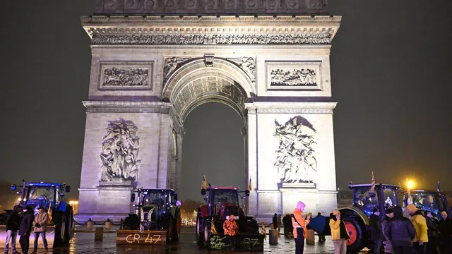 Man shot after attacking police at Arc de Triomphe in Paris