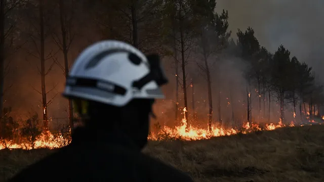 Macron convenes crisis meeting as wildfires threaten Bordeaux
