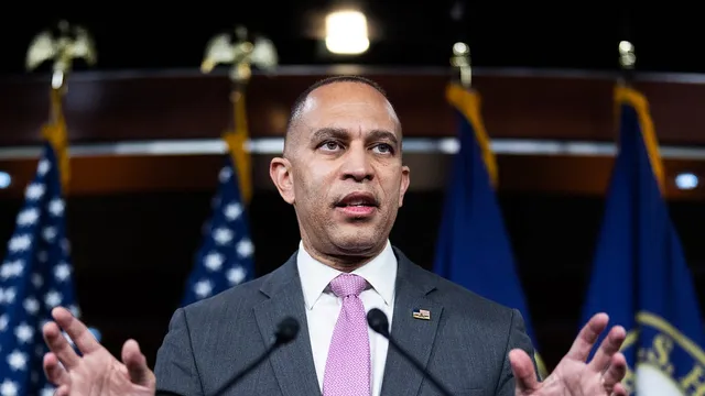 Hakeem Jeffries urges pause on controversial El Salvador trips