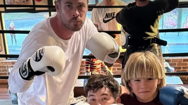 Chris Hemsworth's son impresses Barry Keoghan in boxing match