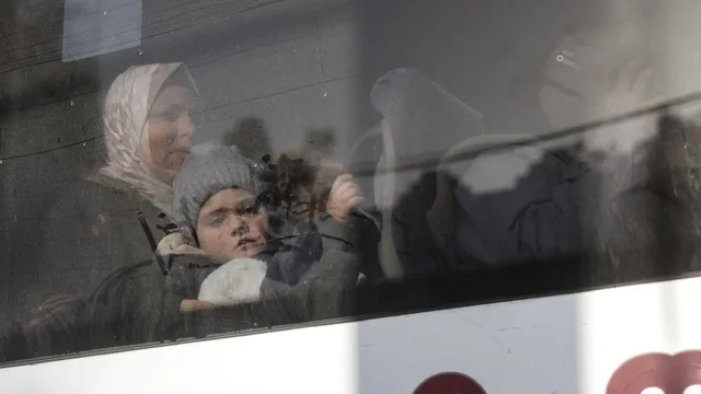 Palestinians struggle to cross Rafah border despite reopening