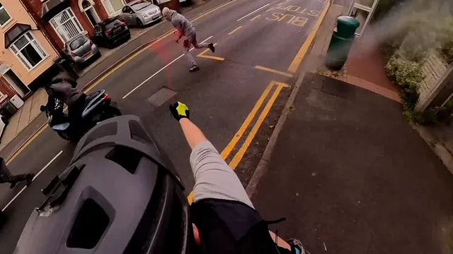 Cyclist bravely fights off e-bike robbers