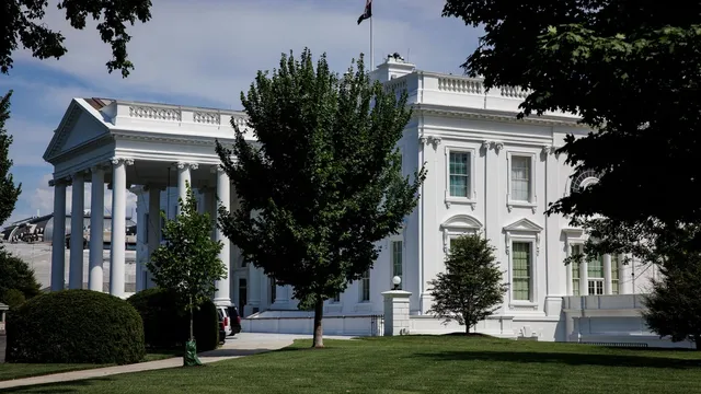 Trump considers replacing White House columns with ornate designs